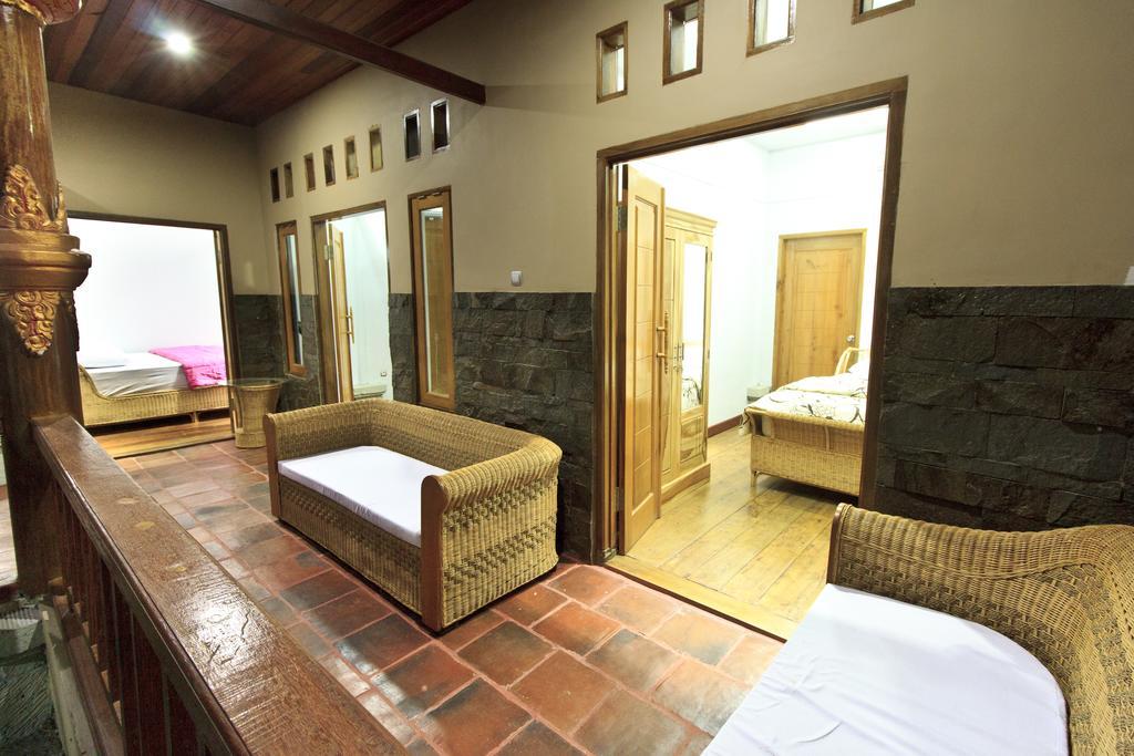 Villa Bale Seni Матарам Екстериор снимка