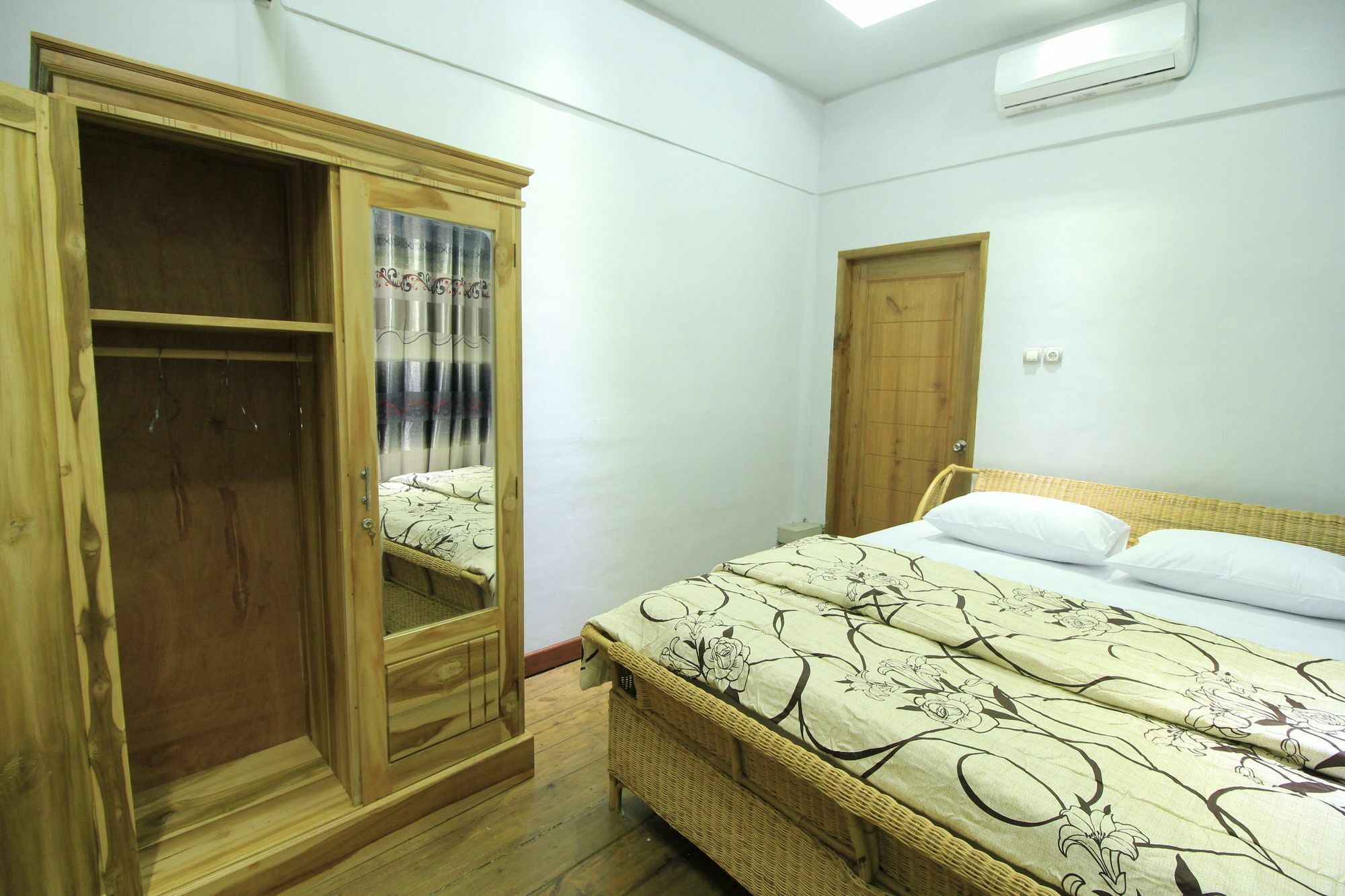 Villa Bale Seni Матарам Екстериор снимка